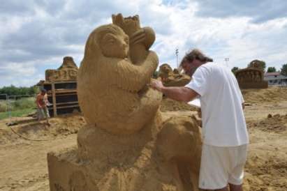 С нестандартен шоу спектакъл откриват Фестивала на пясъчните скулптури