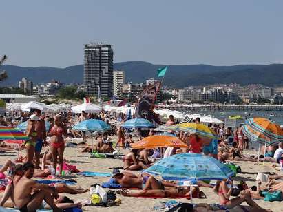 Чужденци лежат гратис на плажа в Слънчев бряг, плашат със саморазправа