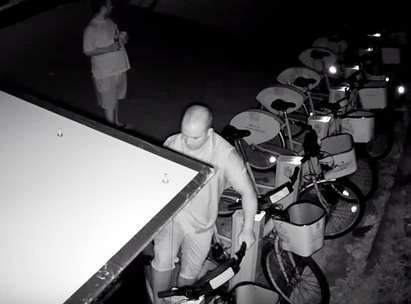 Читатели на Флагман разпознаха крадеца, разбил велостоянката край БСУ