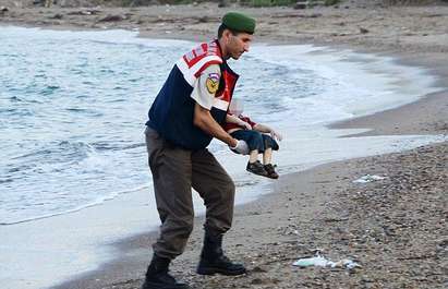 Трагедията на удавили се братчета стана символ на отчаянието на хилядите бежанци (СНИМКИ/ВИДЕО 18+)