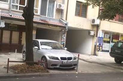 Бургазлия си загради тротоара на ул."Сливница", за да си паркира БМВ-то