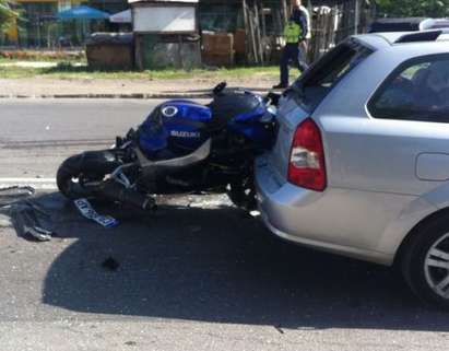 Тежка катастрофа в София! Моторист е в болница след удар с кола (СНИМКИ)