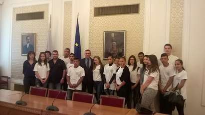 Ученици от Средец се срещнаха с народни представители от ГЕРБ в Народното събрание
