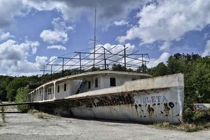 Изоставената България: Корабът в Отманли (СНИМКИ)
