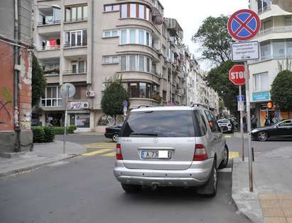 Нахалник с джип блокира пресечка на ул."Цар Симеон I" в Бургас