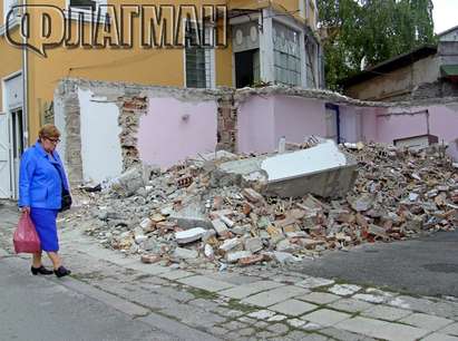 Вижте какво остана след акцията на строителния контрол в центъра на Бургас