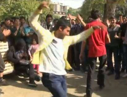 Имигранти привлякоха вниманието на минувачите в Белград с танц