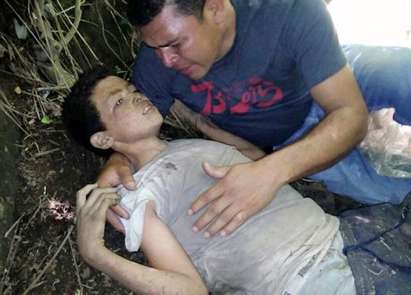 Трагичен момент: Баща намери умиращия си син, хвърлен от мост за отказ от убийство (СНИМКИ 18+)
