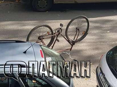 Екшън на ул. Гладстон: Мургав велосипедист връхлетя върху кола и избяга