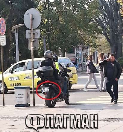 Безобразие! Нагъл моторист кара турската си машина по пешеходната улица „Богориди” в Бургас (СНИМКИ)