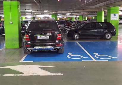 Българските „инвалиди“ забогатяха, паркират скъпи джипове в мола