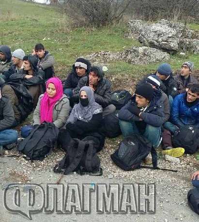 Първо във Флагман.бг! Каналджиите с нова схема на трафика на Осман баир, местни жители заловиха група от 30 мигранти