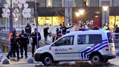 Извънредно! Терорист атакува с кола полицейски кордон в Белгия, открита е стрелба