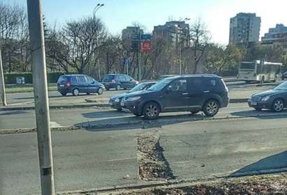 Внимание, шофьори! Изкоп на „Струга“ потроши десетки автомобили в Бургас (СНИМКИ)