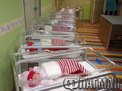 Уникална гледка! Новородени бебета в коледни чорапчета се появиха в МБАЛ „Дева Мария” (СНИМКИ)