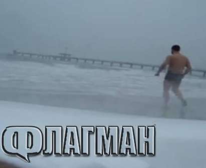 Уникално видео! Вижте как смелчага бяга бос в снега в Бургас, пори вълните при -10 градуса