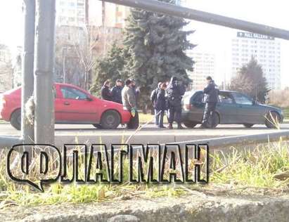 Първо във Флагман! Задържаха 4 коли, натъпкани с бежанци, на метри от Второ РУП в ж. к. „Славейков”