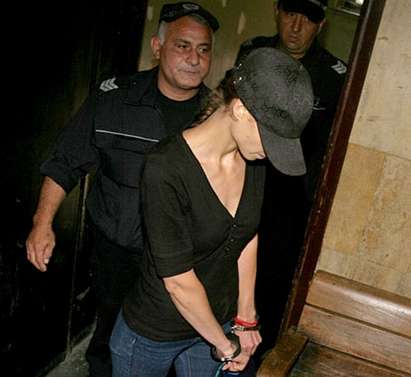 Бургазлийка получи 7 години затвор за „обсебване“ на 60 хил. лв. от шизофреник, съучастниците й на свобода