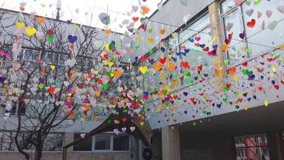 6000 цветни сърца изпълват Младежкия дом в Бургас (СНИМКИ)