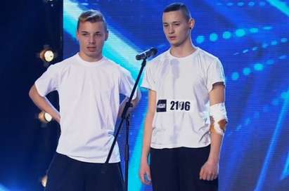Бургаските момчета Стоян и Красимир смаяха със салта журито на "България търси талант"
