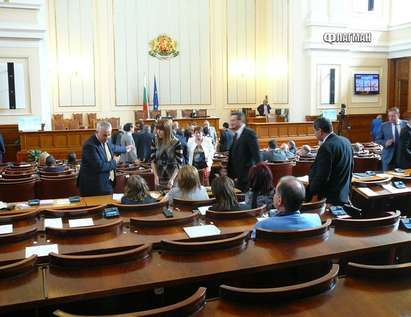 Парламентът влезе в процедурен хаос заради Изборния кодекс, Цачева обяви почивка за "шум в залата"