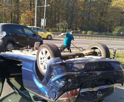Кола се обърна по таван на магистрала "Тракия" в посока Бургас, трима са ранени