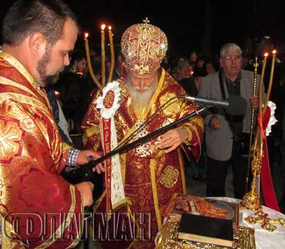 Стотици миряни посрещнаха благодатния огън в храм „Св.Иван Рилски“ в Бургас (СНИМКИ)