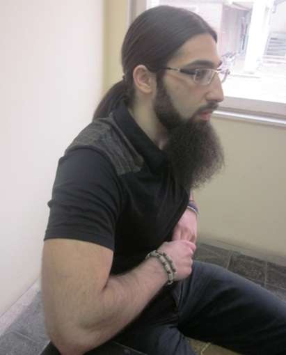 25-годишен затворник от Бургас брани в съда правото си на дълга коса и брада