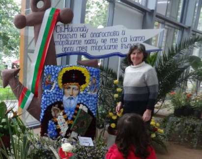 Флористка от Бургас нарисувала Свети Никола с цветя, за да закриля моряците
