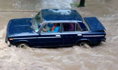 Потоп заля Карнобат, улиците се превърнали в корита на реки