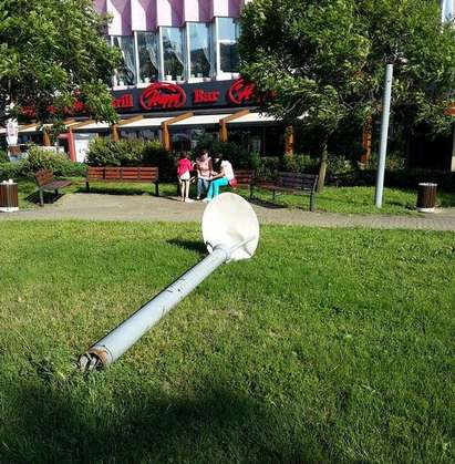 Читател на „Флагман“: Соларна лампа лежи изкормена в центъра на Бургас, защо? (снимки)