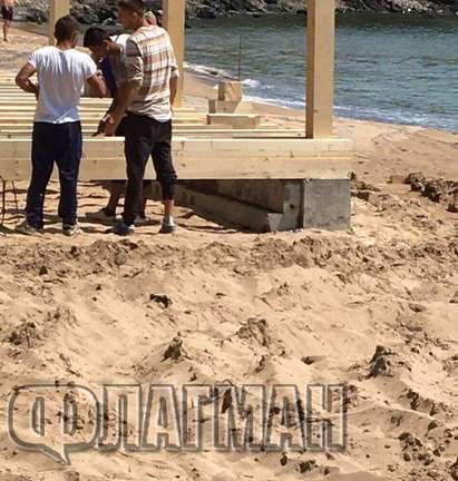 Скандал! Изливат бетон на плажа на къмпинг Черноморец(СНИМКИ)