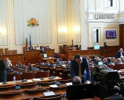 Парламентът одобри възможност за безкрайно управление на шефовете на БНТ и БНР (допълнена)