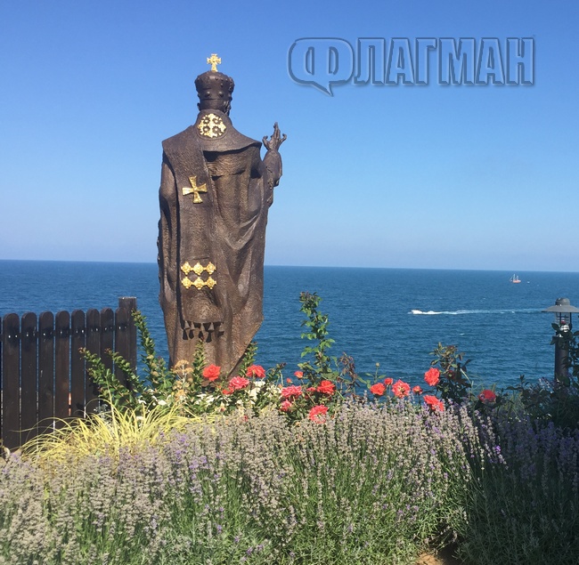 Внушителна статуя на Свети Николай Чудотворец посреща мореплавателите в Созопол