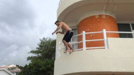 Балконинг 2016 започна! Холандски турист се осакати след скок от четвъртия етаж в Слънчев бряг