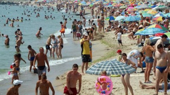 Солена ваканция: Турист олекна с 2 бона и последен модел Айфон, докато се препича на плажа