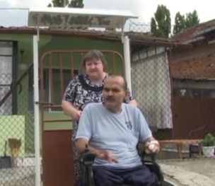 Мъж в инвалидна количка не може да излиза навън заради разбита улица