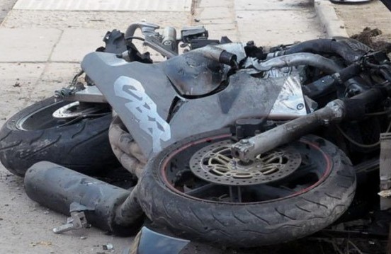 Моторист се бори за живота си след зверски удар в мантинела край Поморие