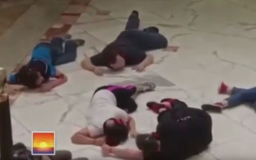 ВИДЕО от мола на ада в Мюнхен! Окървавени хора лежат по пода, навсякъде е паника (21+)