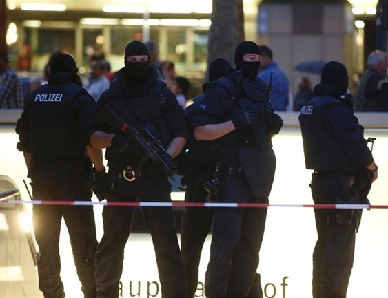 Девет станаха труповете в Мюнхен. Един от убийците крещи: „Аз съм немец” (СНИМКИ и ВИДЕО 18+)
