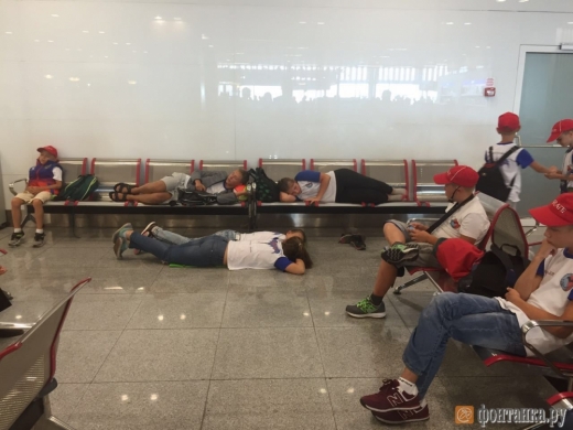 Десетки пътници блокирани на летището в Бургас, 20 деца от Русия на прага на силите си (СНИМКИ)
