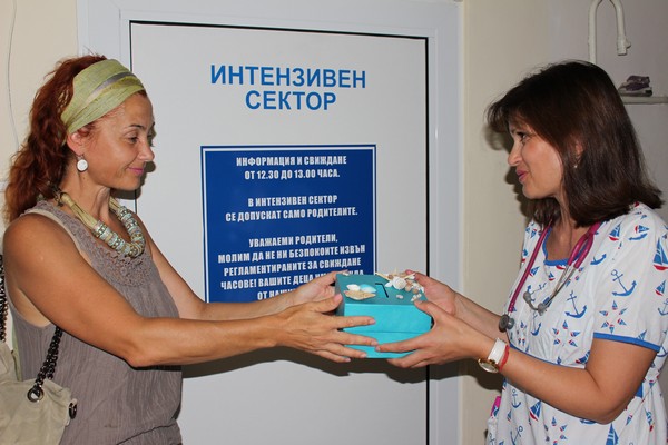 Бургазлийка отказа цветята за рождения си ден, дари средства на Отделението по неонатология на УМБАЛ-Бургас