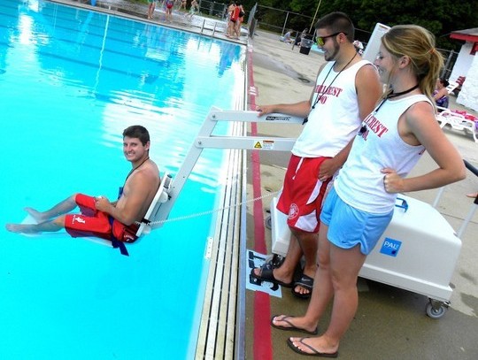 Бургас пак е номер 1! Уникални съоръжения позволяват на  хората с увреждания да плуват в басейните