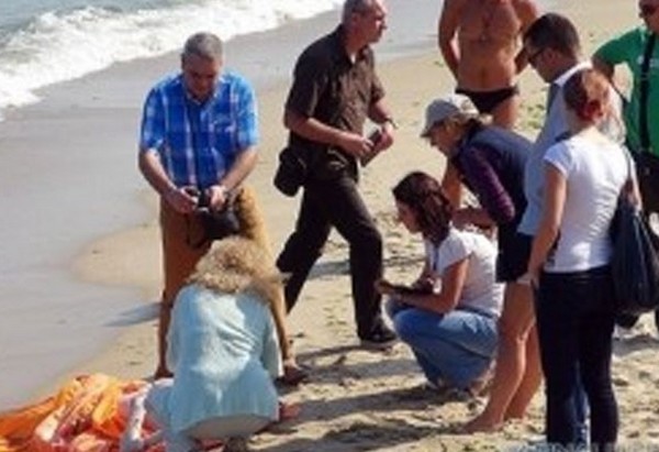 Ужас край Царево: Мъж почина от инфаркт на плажа, труп шашна туристи на къмпинг "Нестинарка"