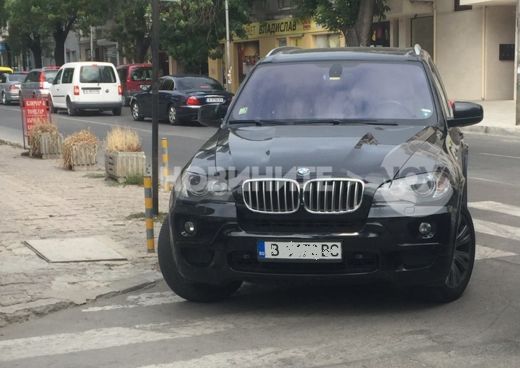 Наглец паркира джипа си върху две пешеходни пътеки
