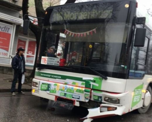 Екшън: Нервак с БМВ натроши градски рейс с бухалка
