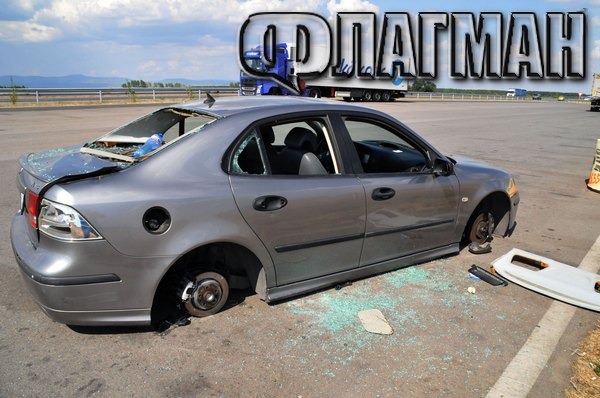 Свирепи автоджамбази разфасоваха аварирала кола, докато собственикът й търсел помощ (СНИМКИ)