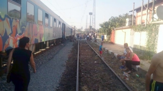 Три влака мистериозно спряха край Бургас