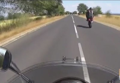 Опасно! Мотористи се хвалят в интернет с лудо каране, полицията ги привика (ВИДЕО)