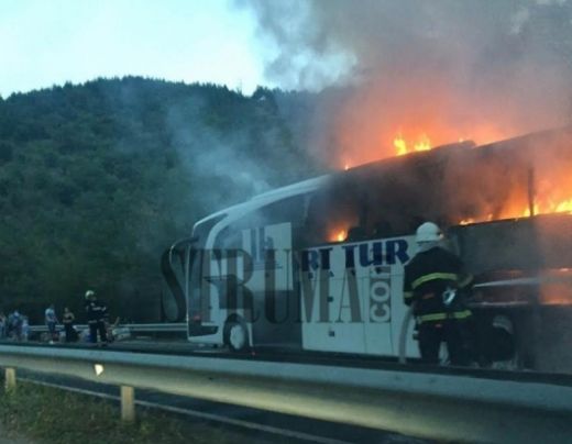 Огнен ад! Автобус пламна в движение, пътниците изскачат панически (СНИМКИ)